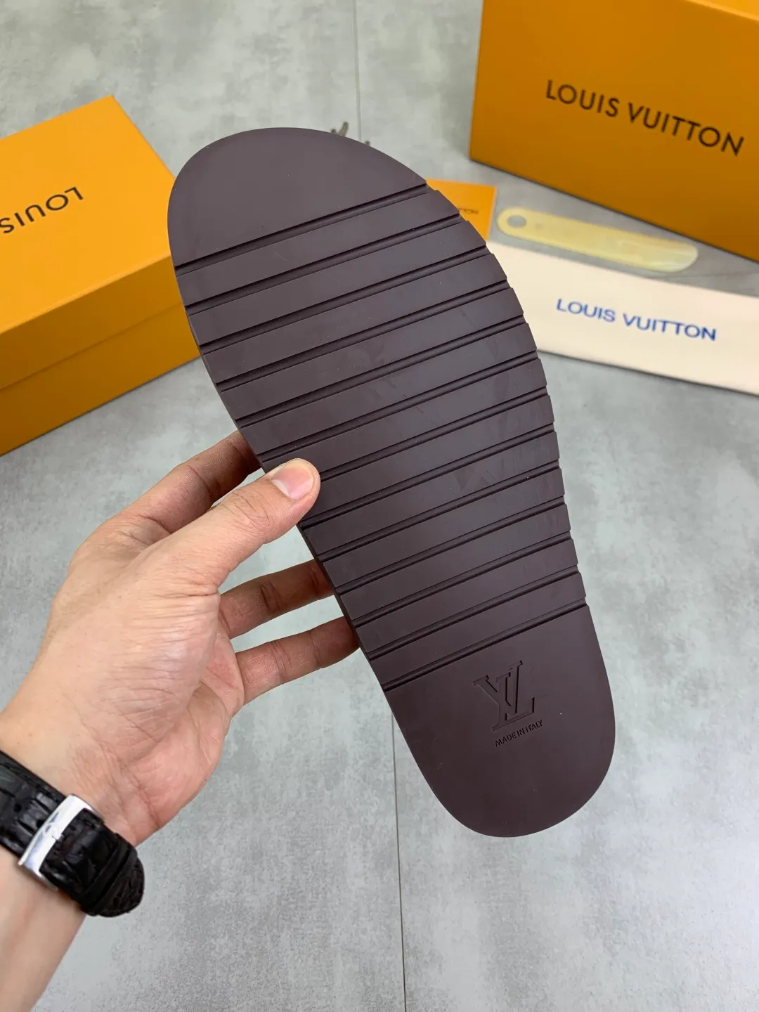 Men's shoes 💰P320💰【New style】🆘 Original quality 【LOUIS VUITTON】The popular Louis Vuitton LV men's slippers on the official website are on sale simultaneously! Original fabric imported from Italy, original factory special supply, code number: 38-44 (45 customized), many colors available